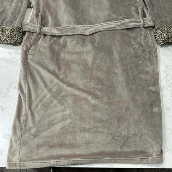 Pottery Barn Faux Fur Plush Hooded Bath Robe Medium - Picture 10 of 16
